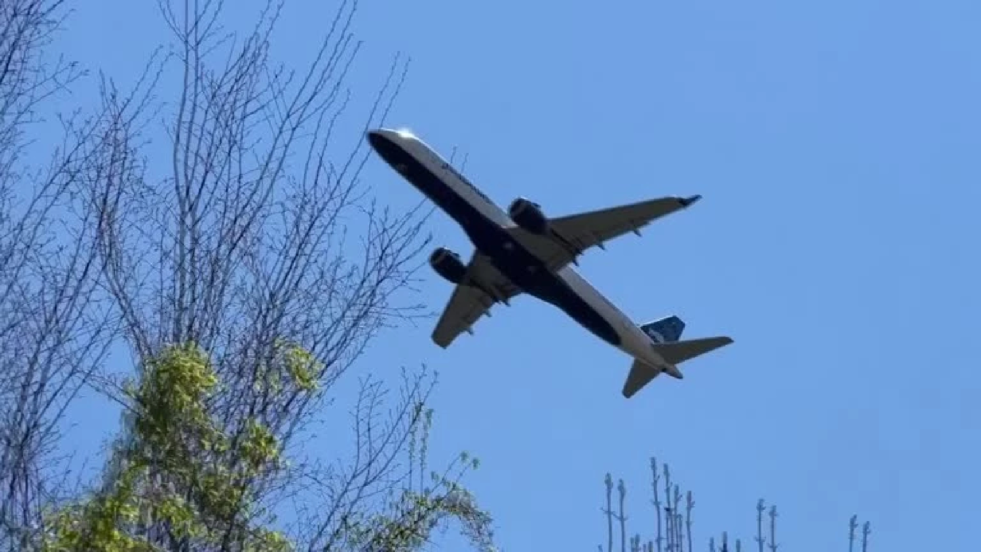 Passengers still wear masks at airport after US judge rejects plane mask mandate
