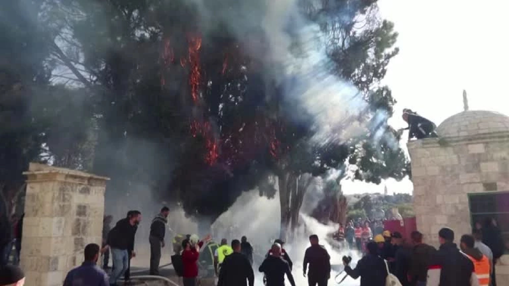 Palestinians clash with Israeli police at Jerusalem holy site, 31 injured
