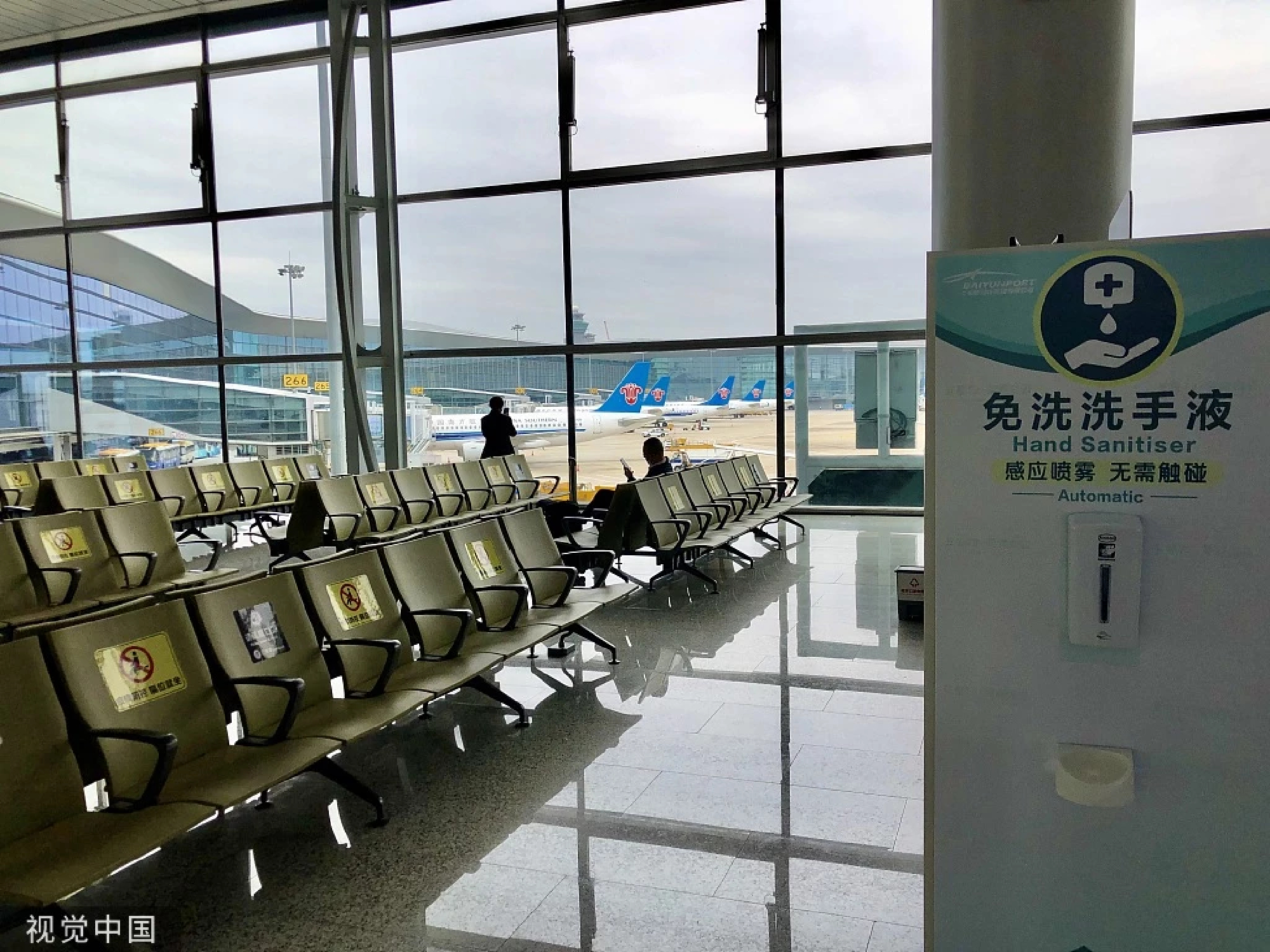 South China airport cancels flights amid COVID-19 outbreak