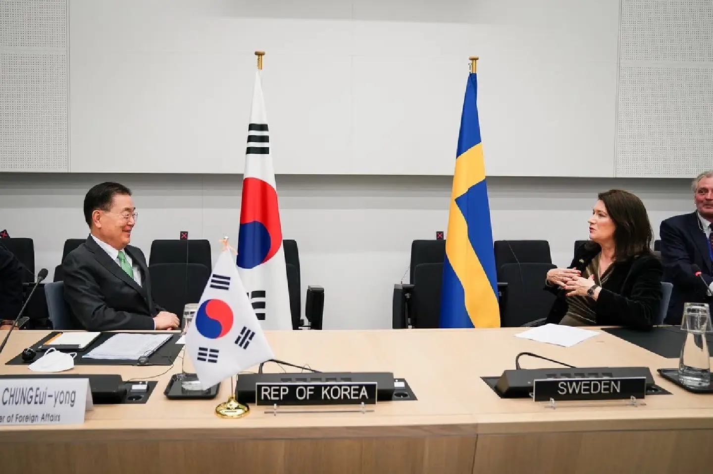 S. Korea holds FM talks with Sweden, Finland S. Korea holds FM talks with Sweden, Finland