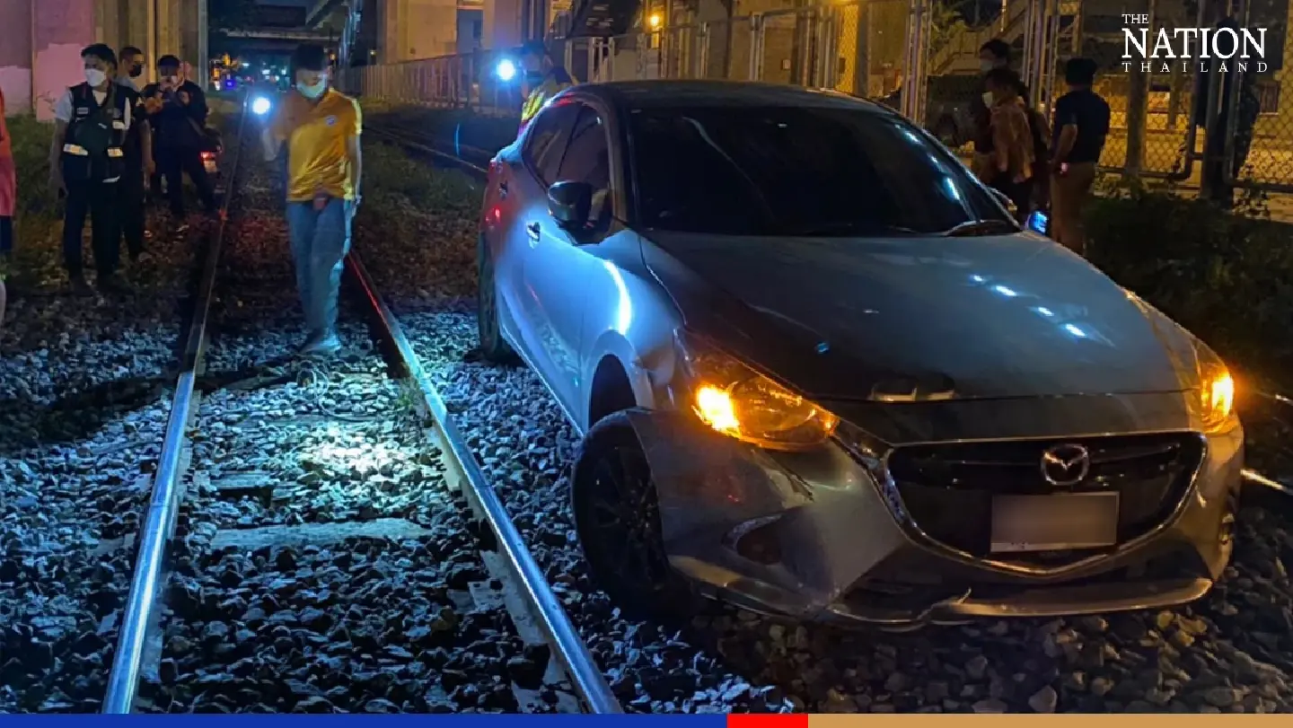 Woman driver makes wrong turn, ends up stuck in between Lak Si railway tracks Woman driver makes wrong turn, ends up stuck in between Lak Si railway tracks