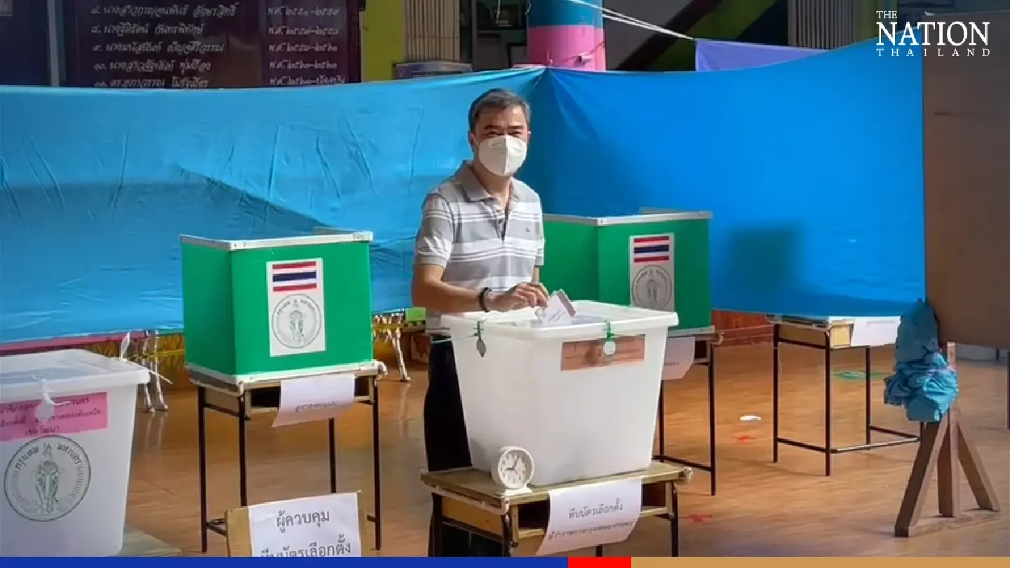 Former Democrat leader Abhisit braves rain to vote on Sukhumvit Former Democrat leader Abhisit braves rain to vote on Sukhumvit
