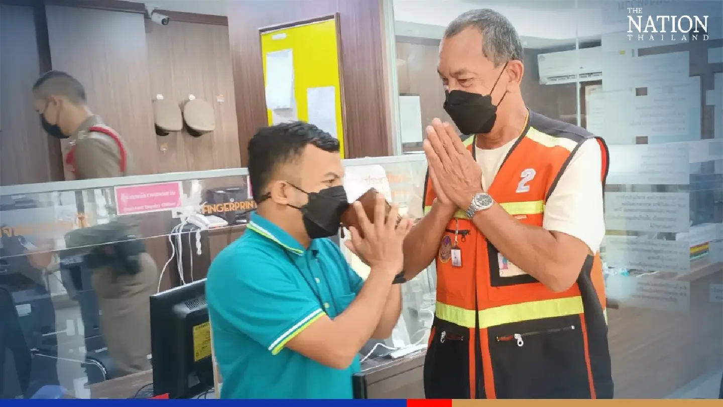 Honest Bangkok moto-taxi driver spurns wallet reward