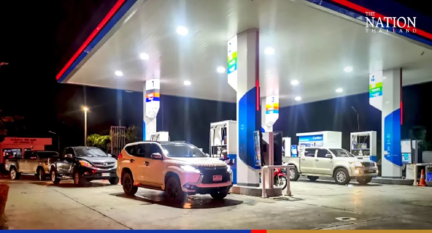 Motorists rush to fill up tanks ahead of diesel price hike Motorists rush to fill up tanks ahead of diesel price hike