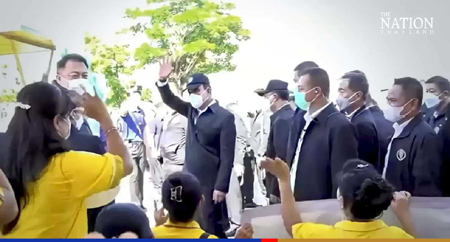 Prayut gets support from locals as he visits farm in Chonburi Prayut gets support from locals as he visits farm in Chonburi