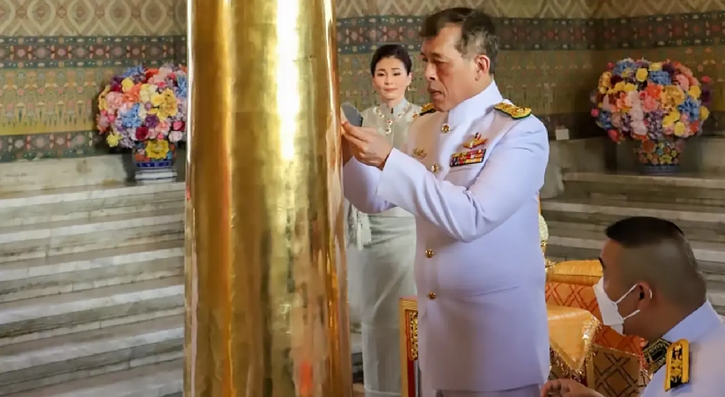Their Majesties perform religious ceremony at Bangkok City Pillar Shrine