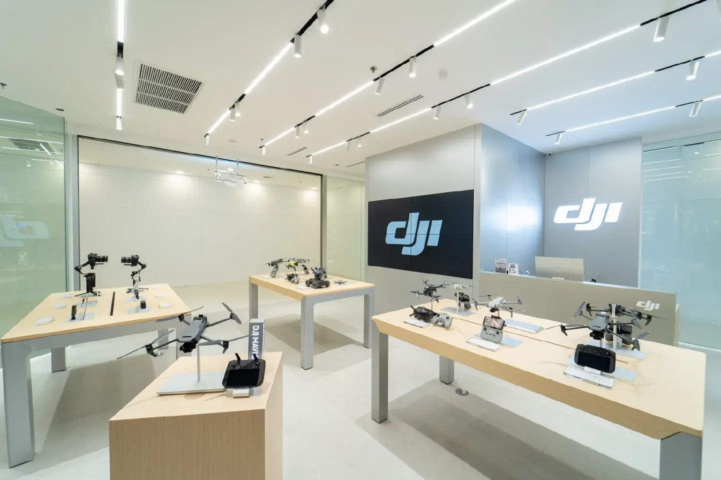 Discover the latest aerial imaging platforms and camera technologies at DJI Experience Store, Future Park Rangsit Discover the latest aerial imaging platforms and camera technologies at DJI Experience Store, Future Park Rangsit