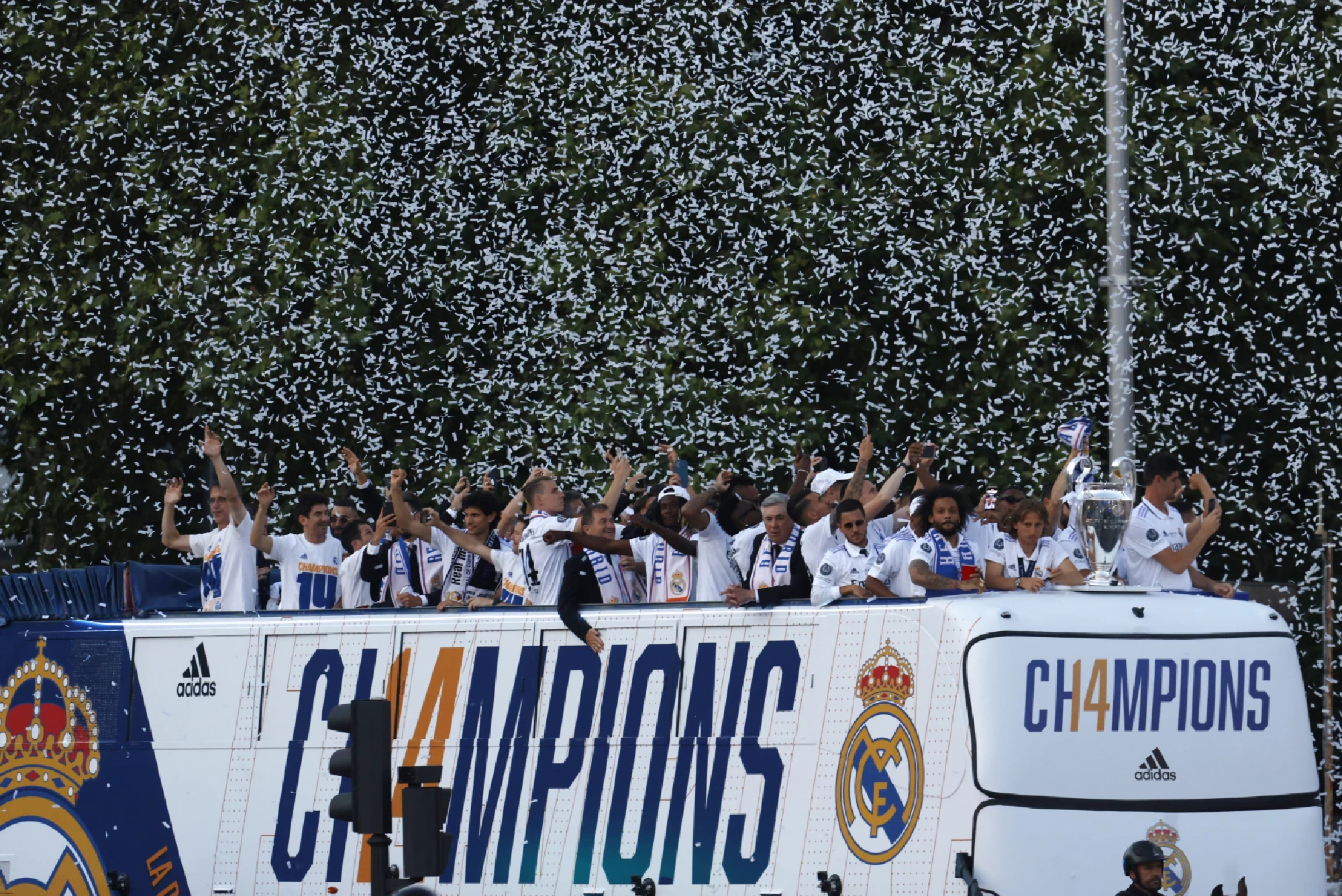 Real fans burst with excitement as players celebrate at Cibeles fountain