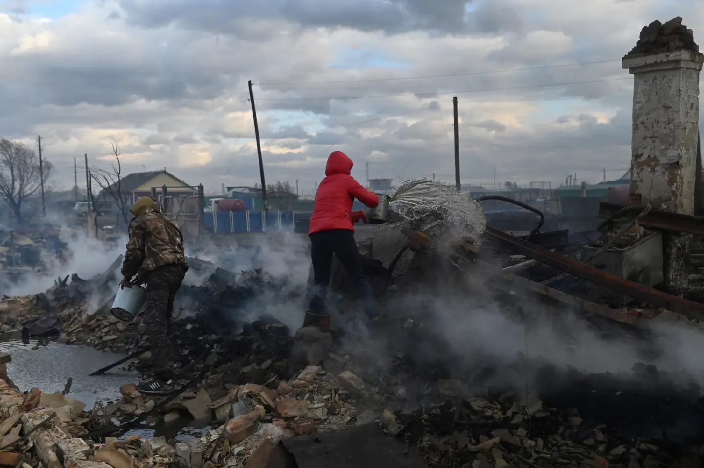 Fires kill at least 8 in Siberia, high winds hamper extinguishing efforts Fires kill at least 8 in Siberia, high winds hamper extinguishing efforts