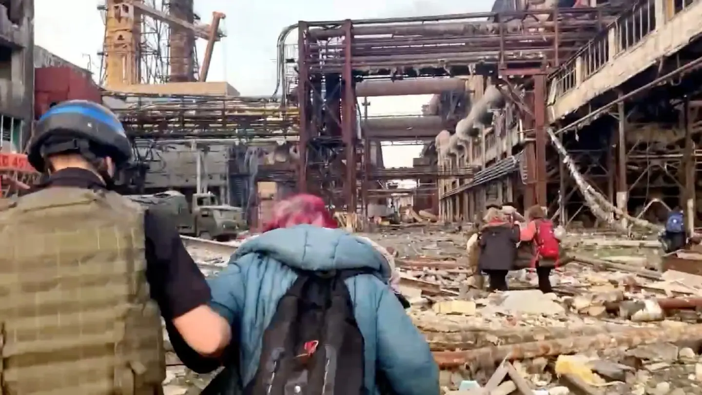 Civilians from Mariupol flee Azovstal bunkers in U.N.-led evacuation Civilians from Mariupol flee Azovstal bunkers in U.N.-led evacuation