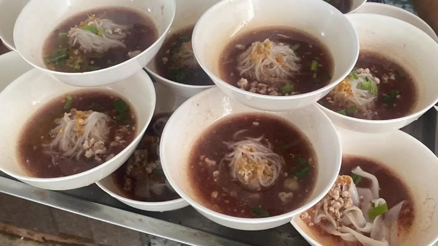 Noodle shop vows to keep 3-baht price despite higher costs Noodle shop vows to keep 3-baht price despite higher costs
