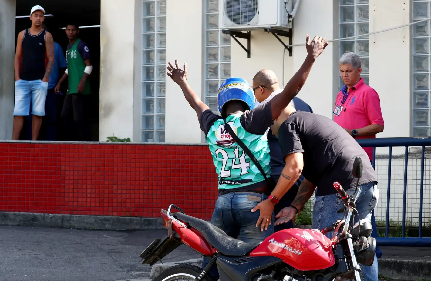 At least 21 dead in police raid on drug traffickers in Rio de Janeiro At least 21 dead in police raid on drug traffickers in Rio de Janeiro