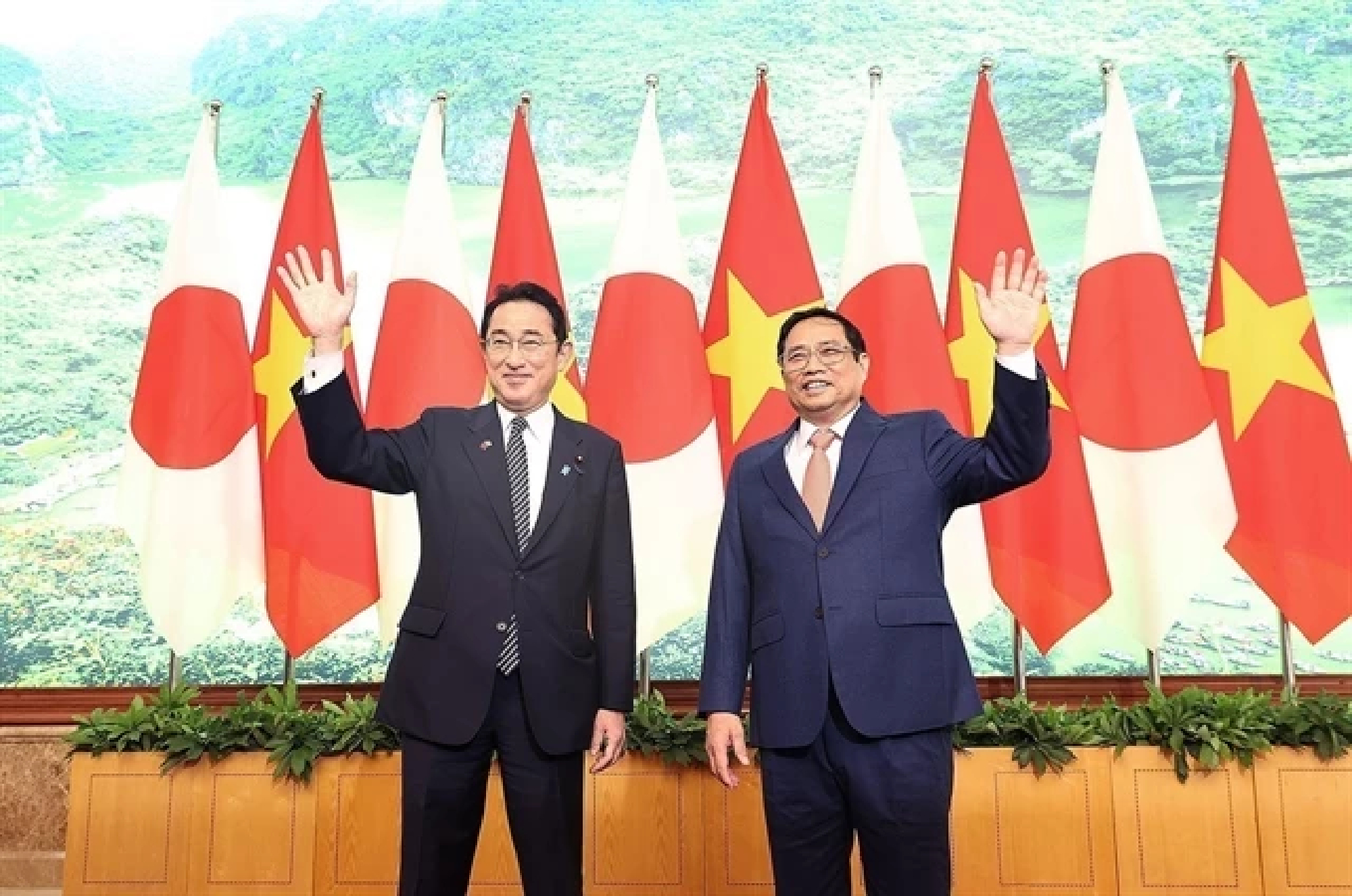 Vietnamese, Japanese PMs hold talks, pledging further cooperation in defence-security, post-COVID recovery