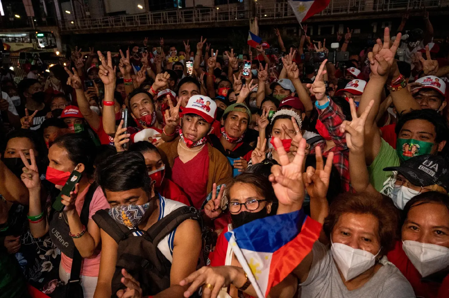 Filipinos voters go on shopping spree after cash windfall Filipinos voters go on shopping spree after cash windfall