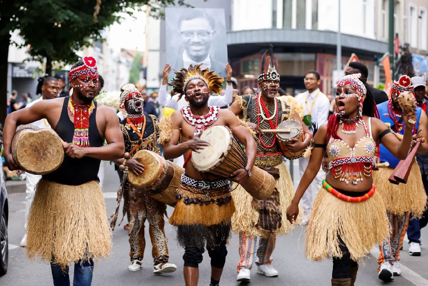 Congolese parade Lumumba's coffin through Brussels streets
