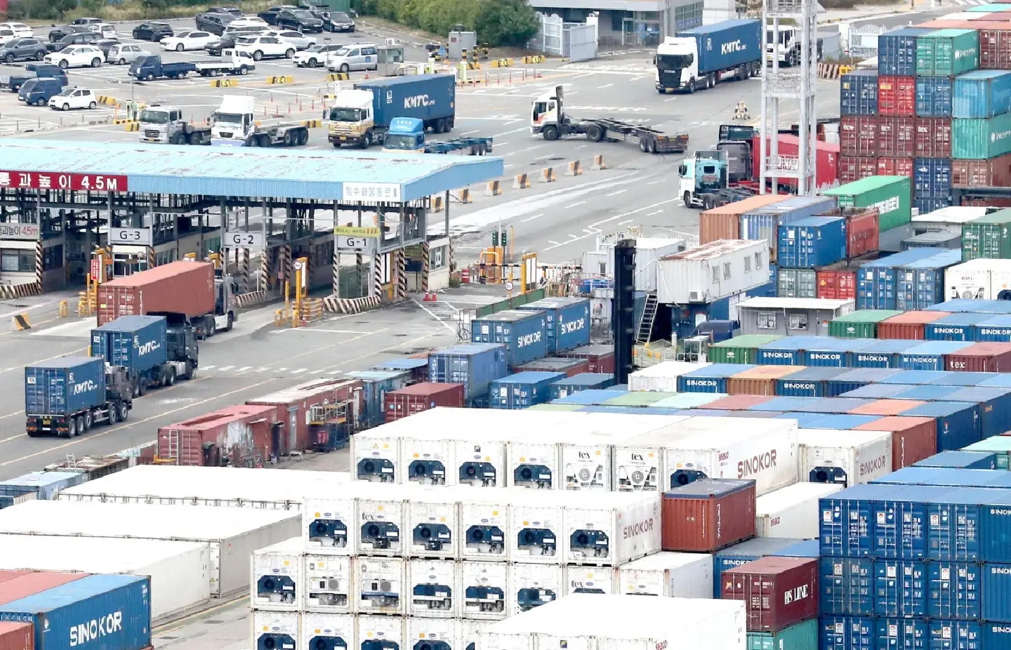 Cargo truckers in  S. Korea  staged nationwide strike
