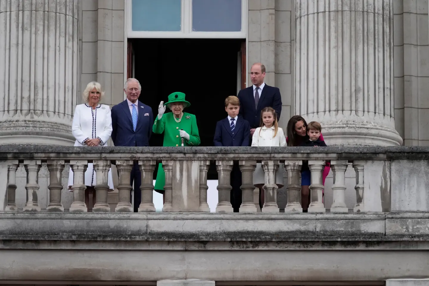 Smiling Queen Elizabeth appears on balcony at end of Jubilee celebrations