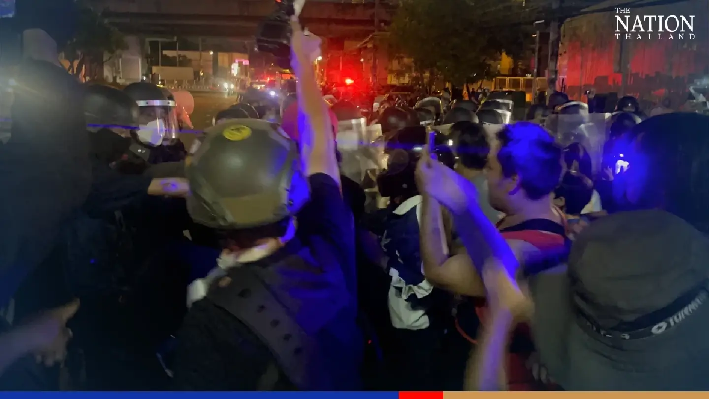 Small clashes, injuries mark Thalugaz protest at Din Daeng on Sunday Small clashes, injuries mark Thalugaz protest at Din Daeng on Sunday