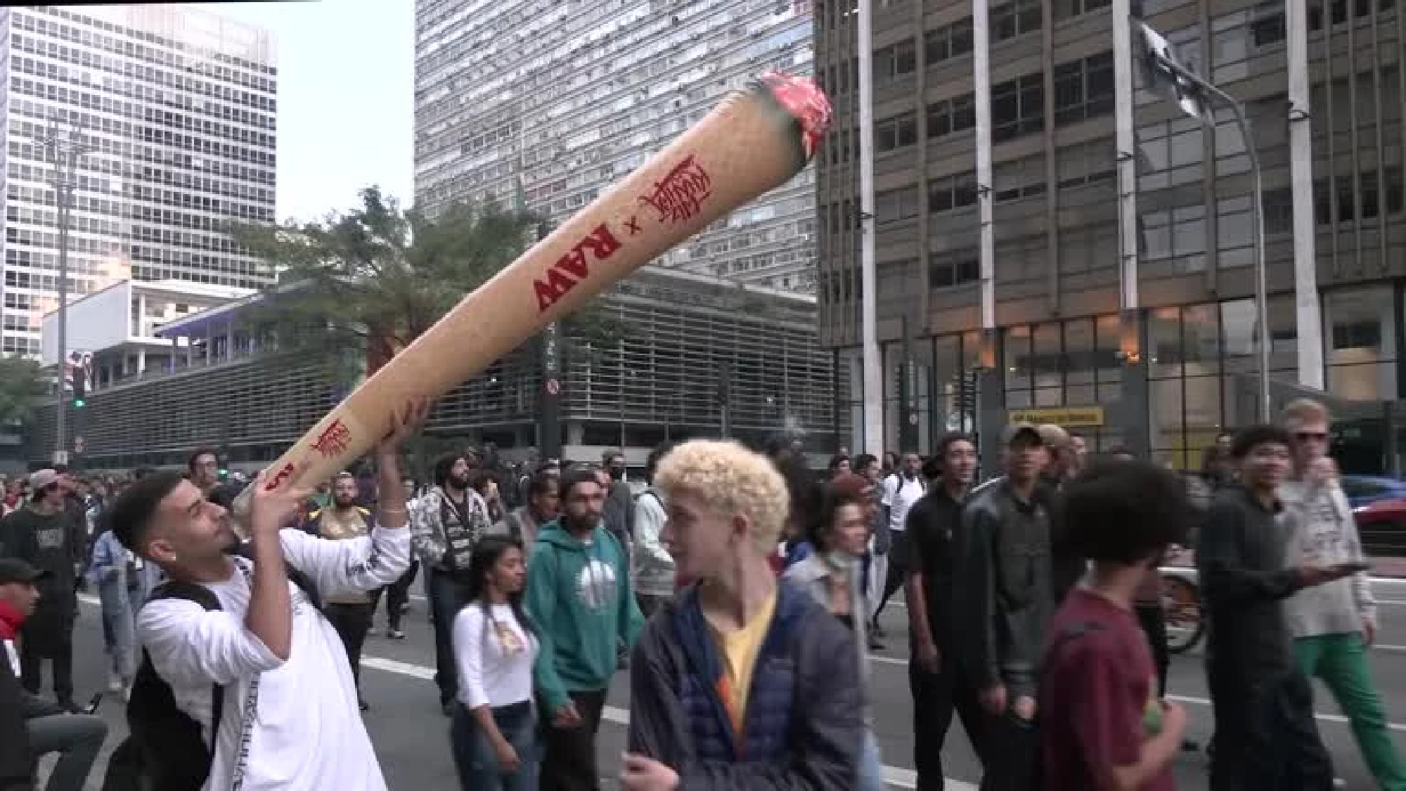 Brazilians march in favor of the decriminalisation of cannabis