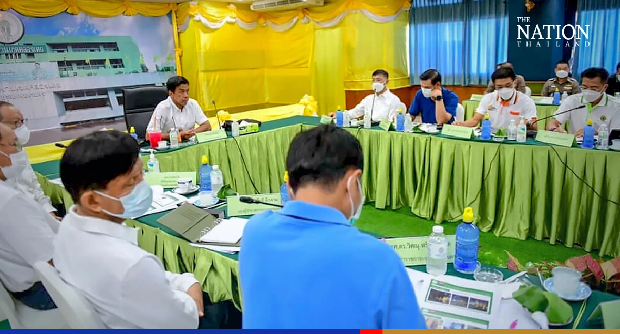 Chadchart chooses Klong Toei district for first mobile meeting