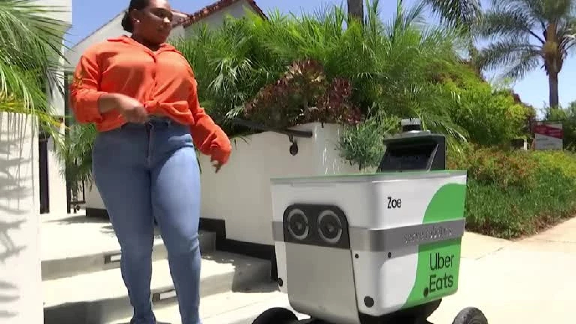 Uber sends sidewalk robots out to deliver food