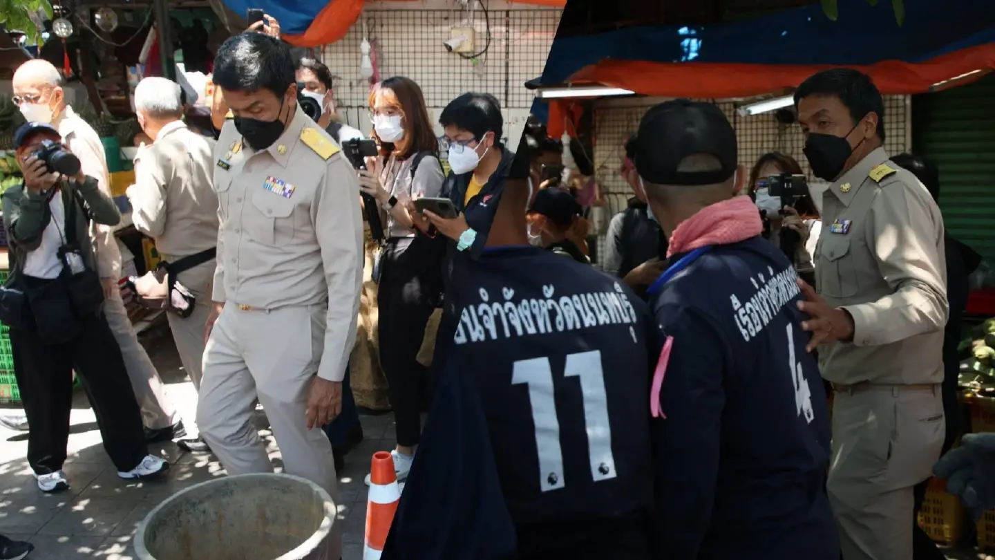 Chadchart shows up to thank inmates for cleaning up Din Daeng sewers