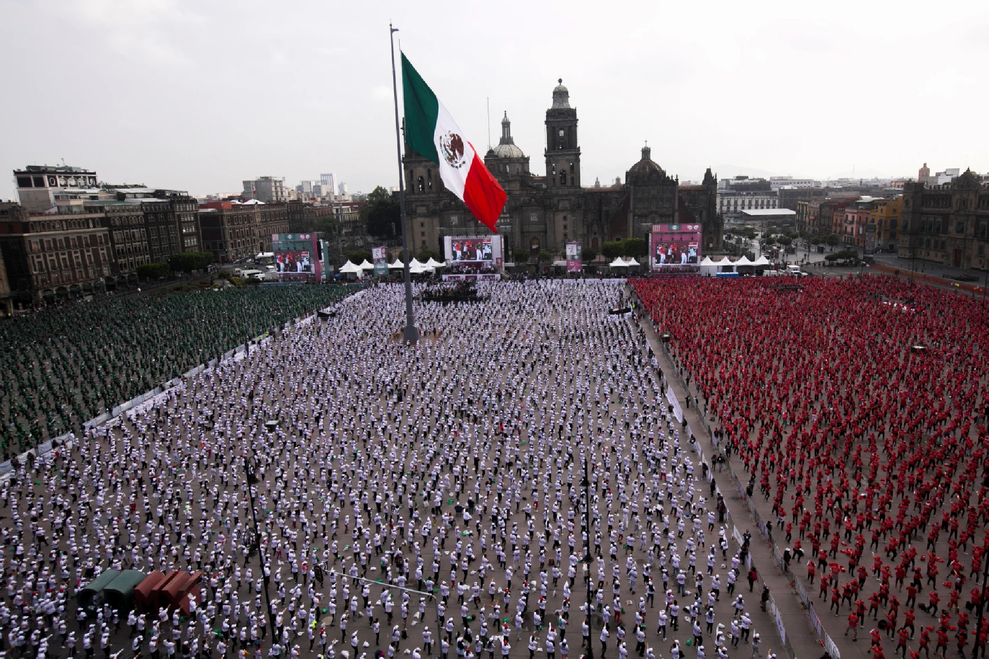 Jab, cross, hook! - Mexico City residents set Guinness for massive boxing class