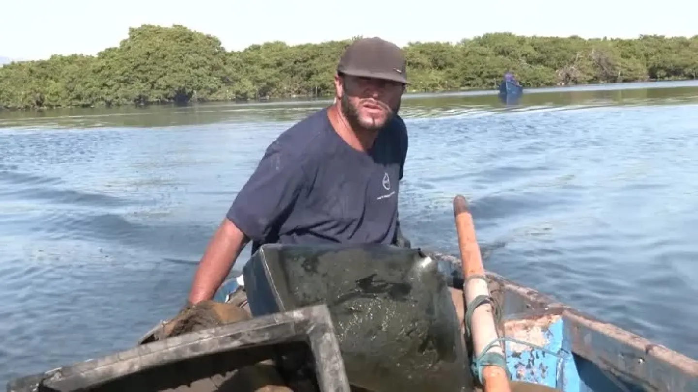 Due to the fish scarcity, fishermen in Brazil turn to recollecting trash