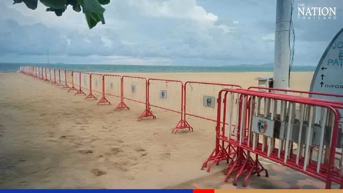 Netizens slam Pattaya City for dividing Jomtien Beach to tackle vendors