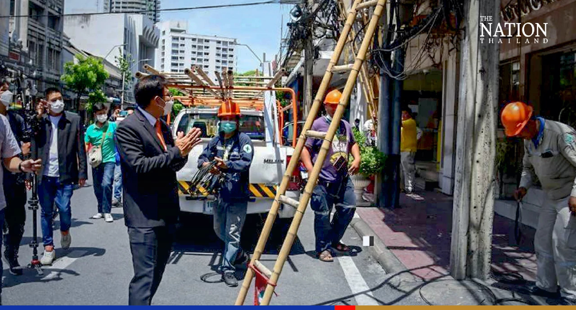 MEA tidies up power lines in Sampheng after fire