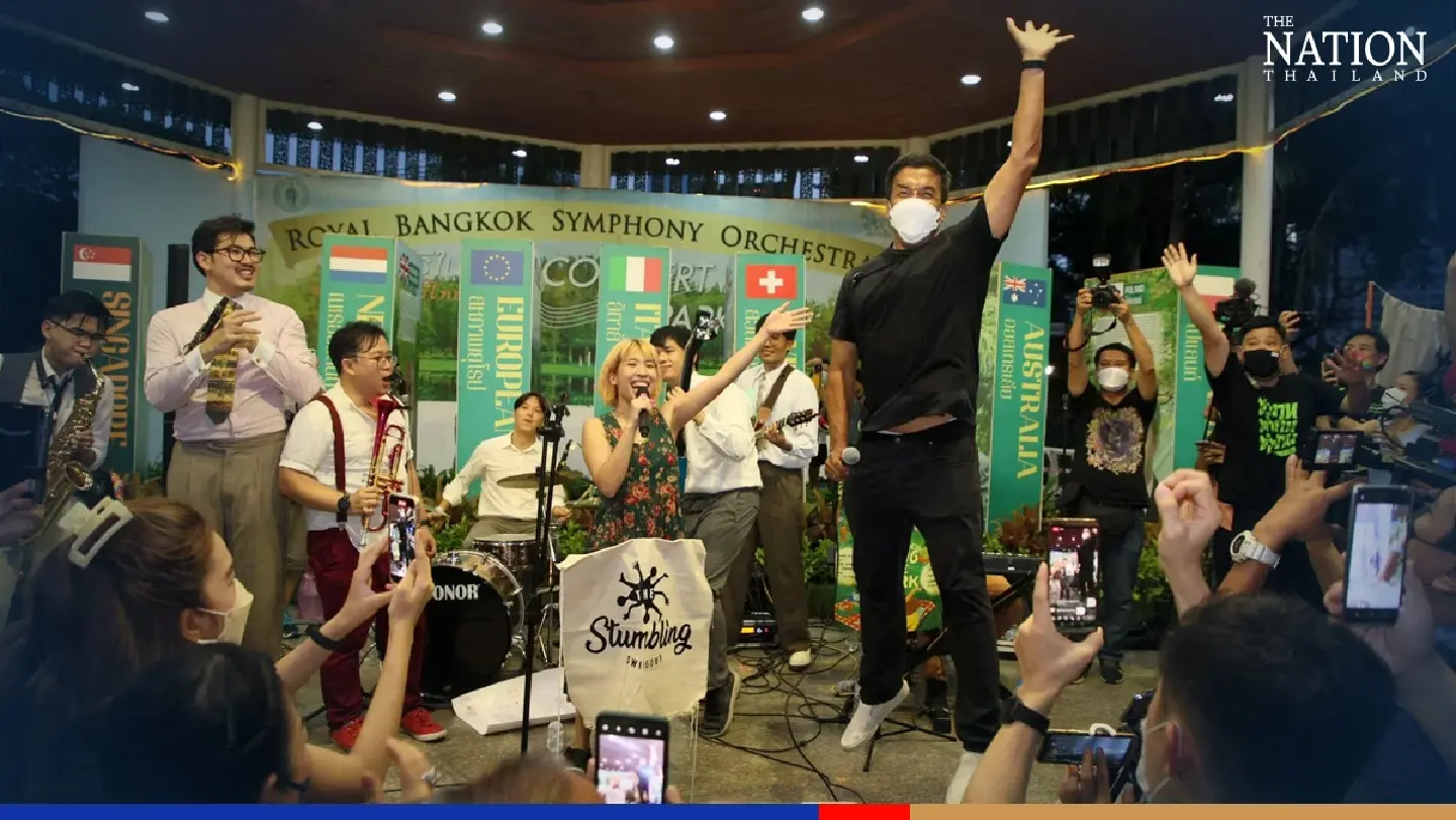 Chadchart swings by to catch concert in Lumpini Park Chadchart swings by to catch concert in Lumpini Park