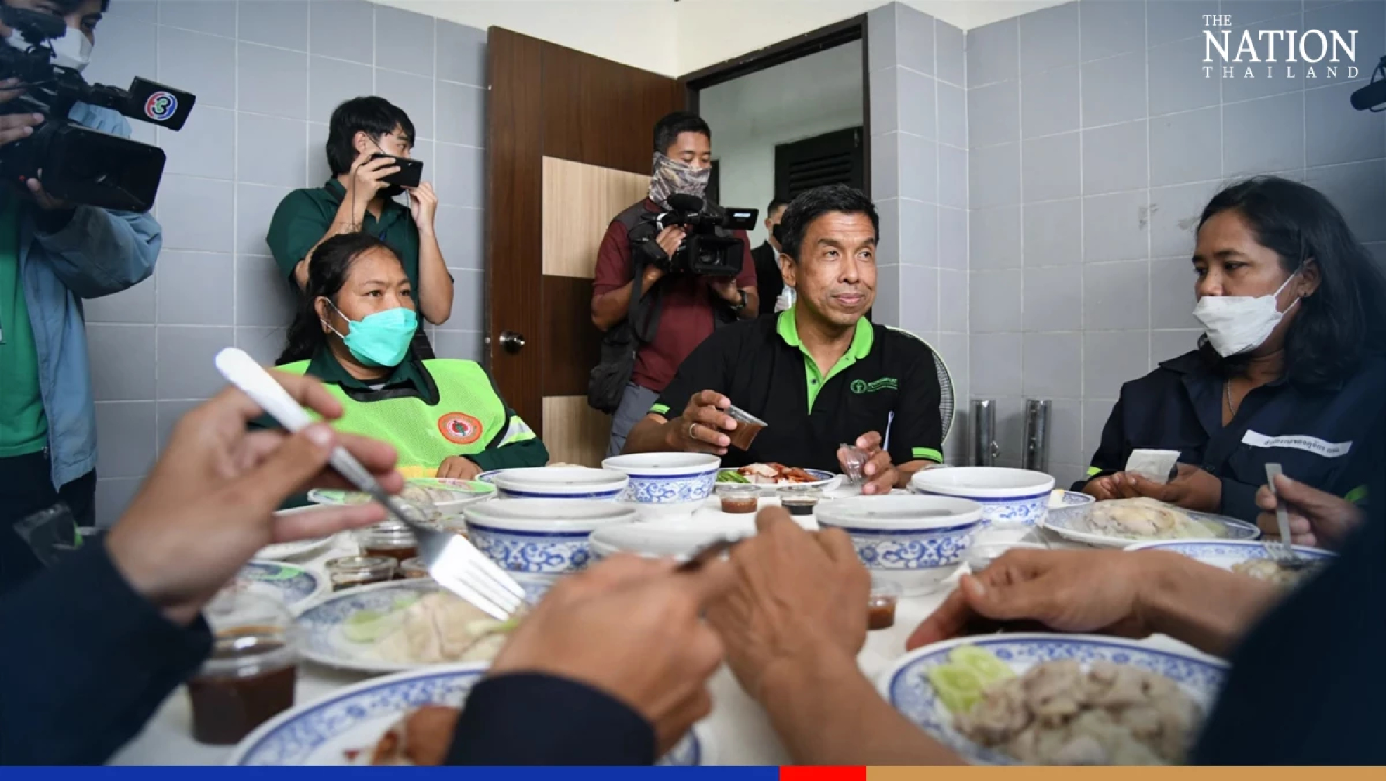 Chadchart has lunch with road sweeper, garbage collector in Chatuchak