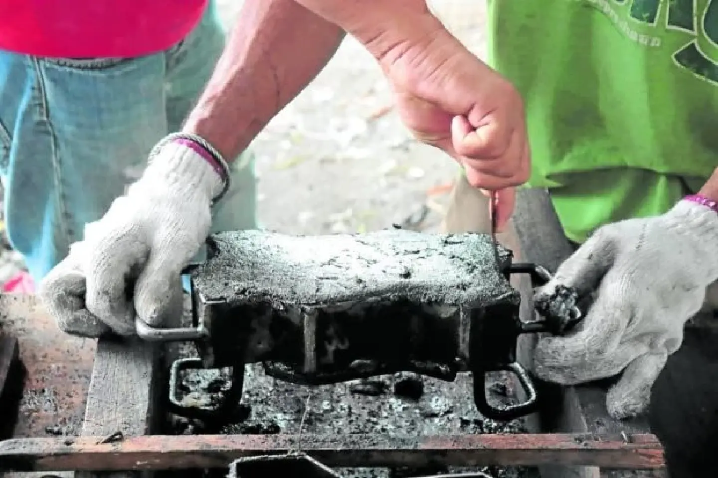 Plastic trash-for-rice program feeds residents, makes bricks for Philippines