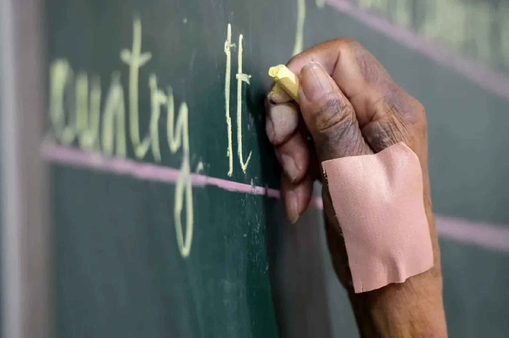 95-year-old Chinese retiree dedicates his life to teaching