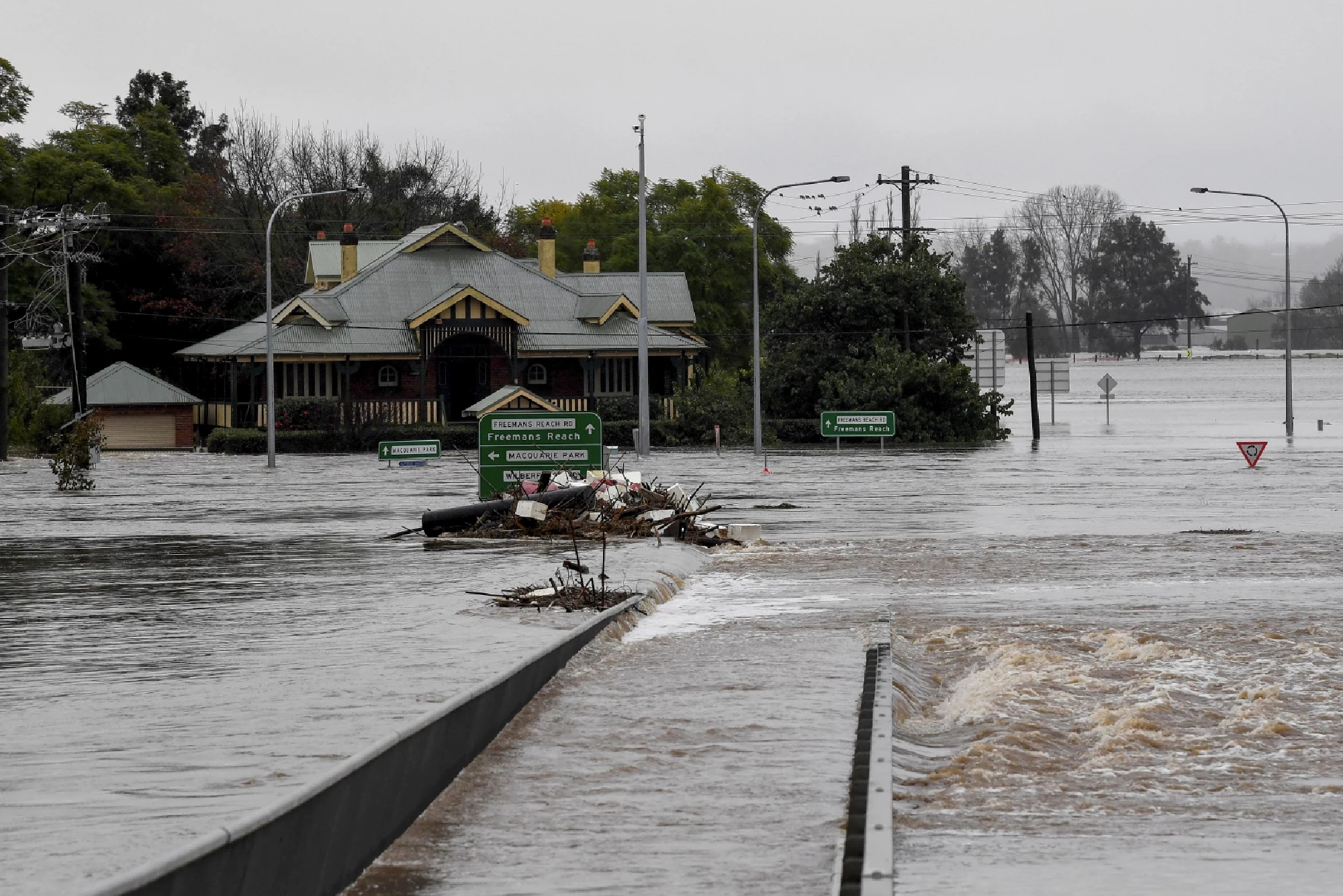 Floods inundate properties as heavy rain set to drench Sydney