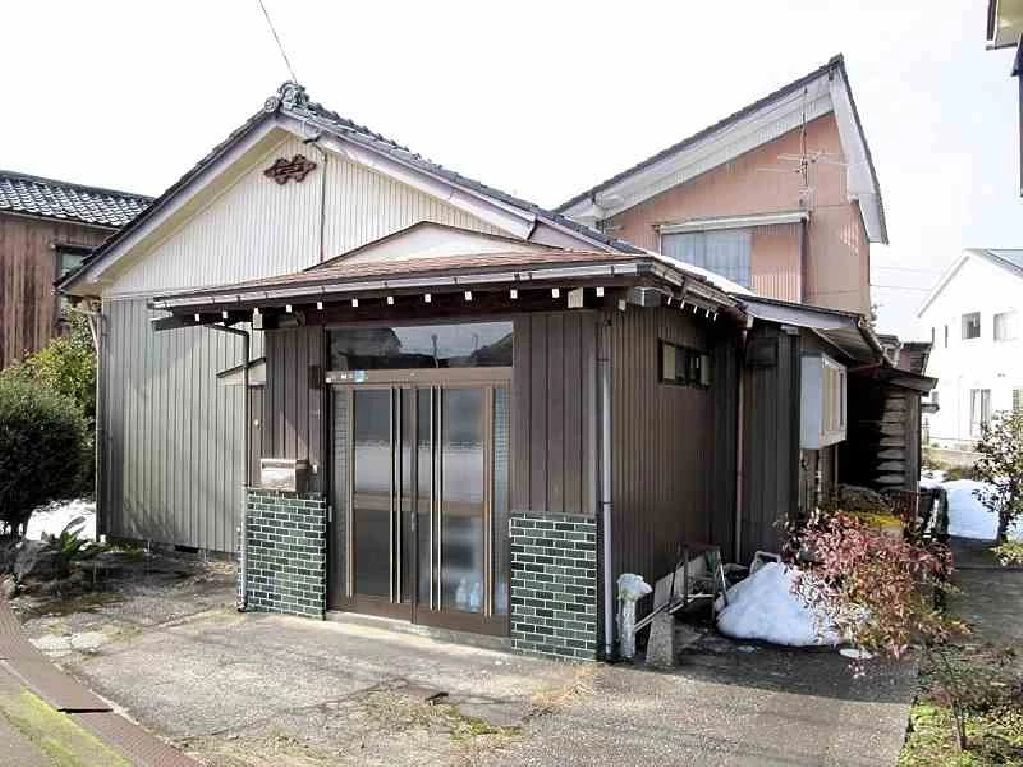 Vacant houses in Toyama town free for the taking