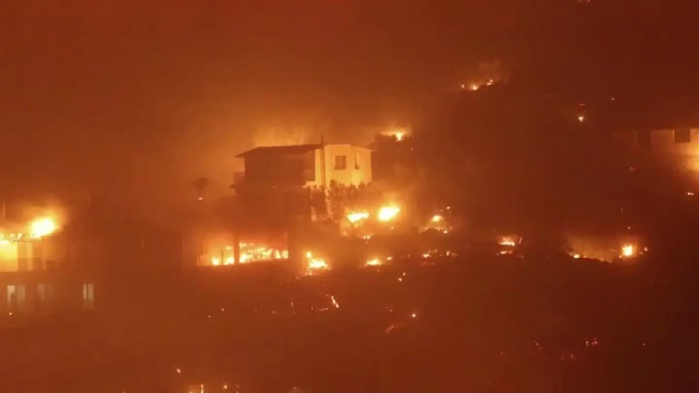 Firefighters battle into night to keep blaze north of Athens from homes Firefighters battle into night to keep blaze north of Athens from homes