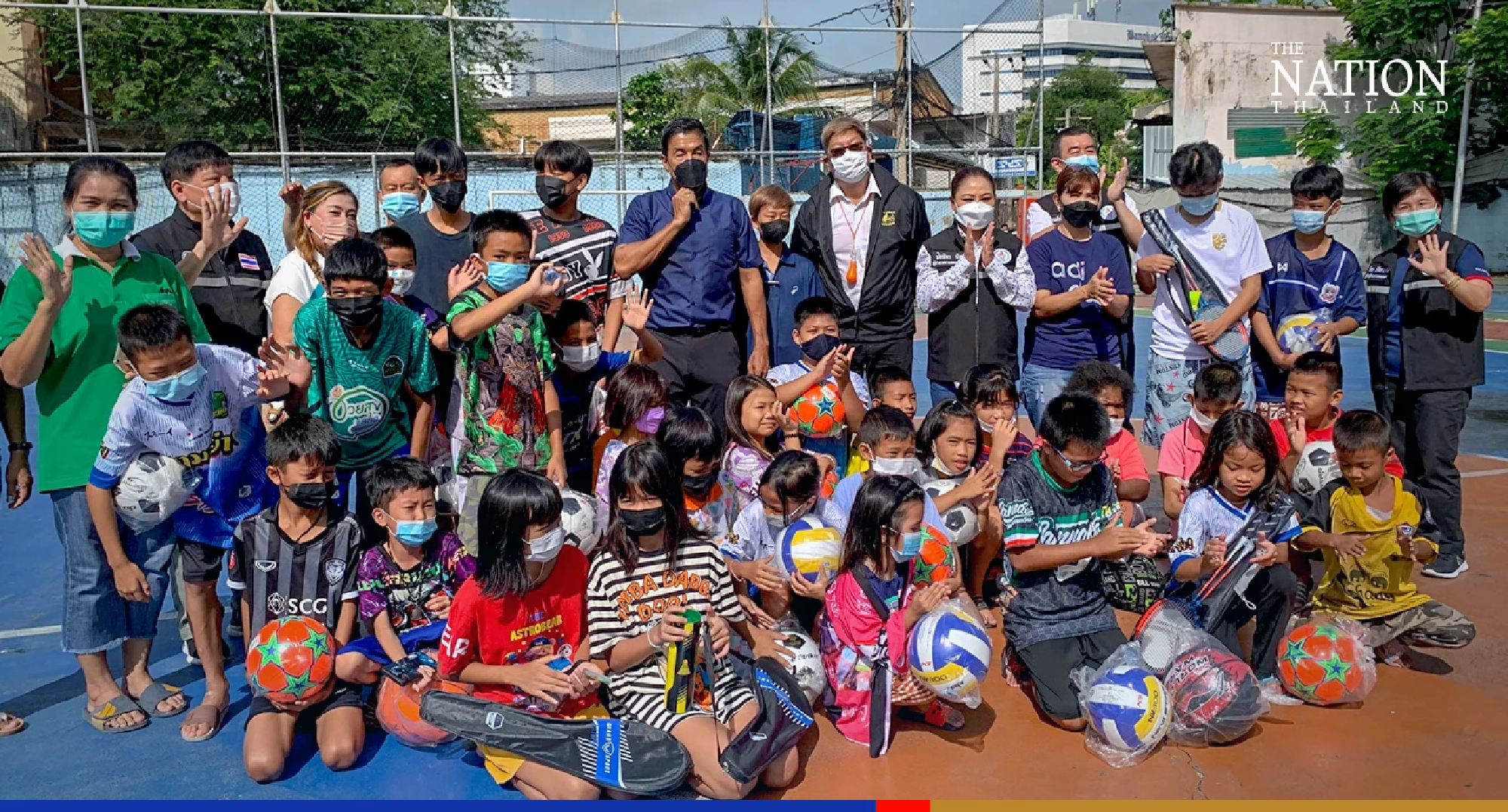 ‘Don’t underestimate Covid’, Chadchart warns Khlong Toei communities