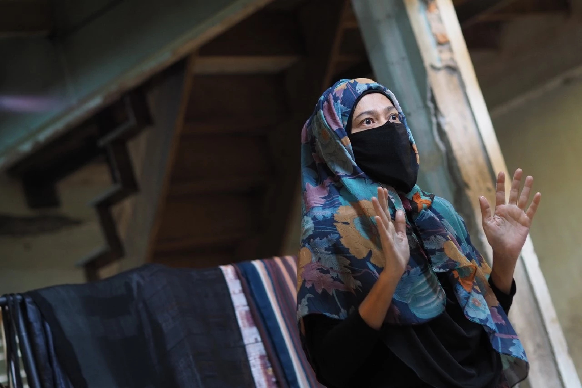 Living and acting through controversial veil