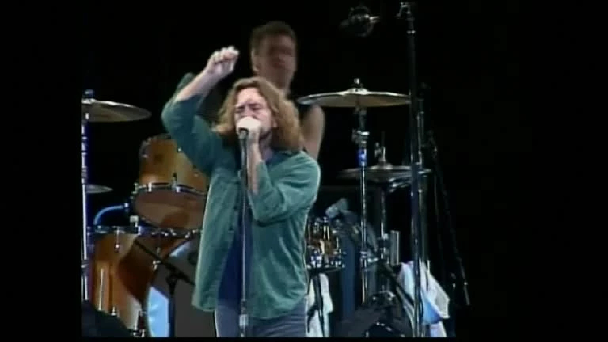 Pearl Jam cancels Vienna concert after heat, smoke damage singer's throat