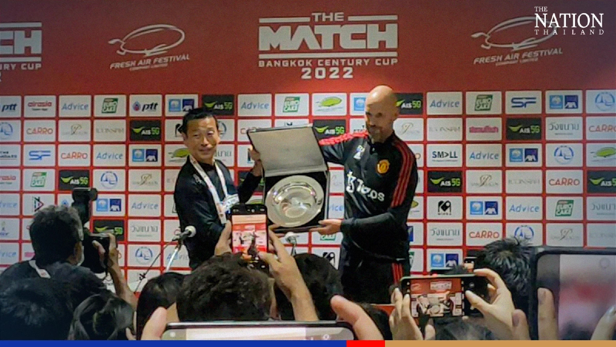 Man Utd coach, organiser exchange souvenirs