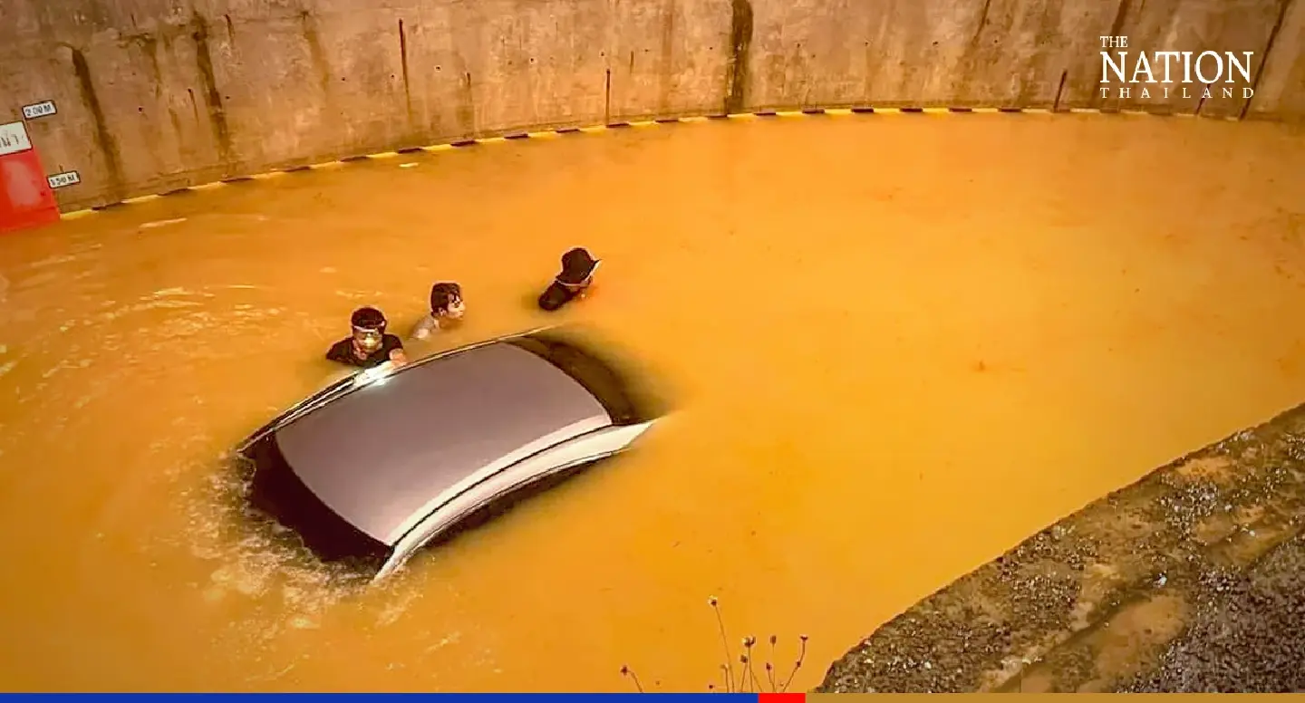 Driver escapes as car suddenly drowns in Nakhon Ratchasima tunnel Driver escapes as car suddenly drowns in Nakhon Ratchasima tunnel