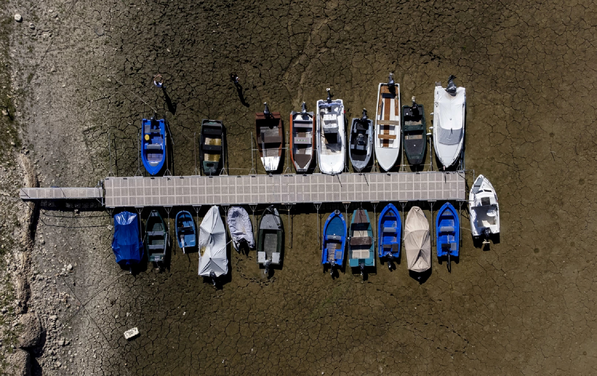 Tourist boats marooned as drought parches France's river