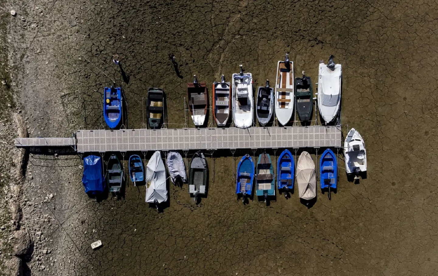 Tourist boats marooned as drought parches France's river