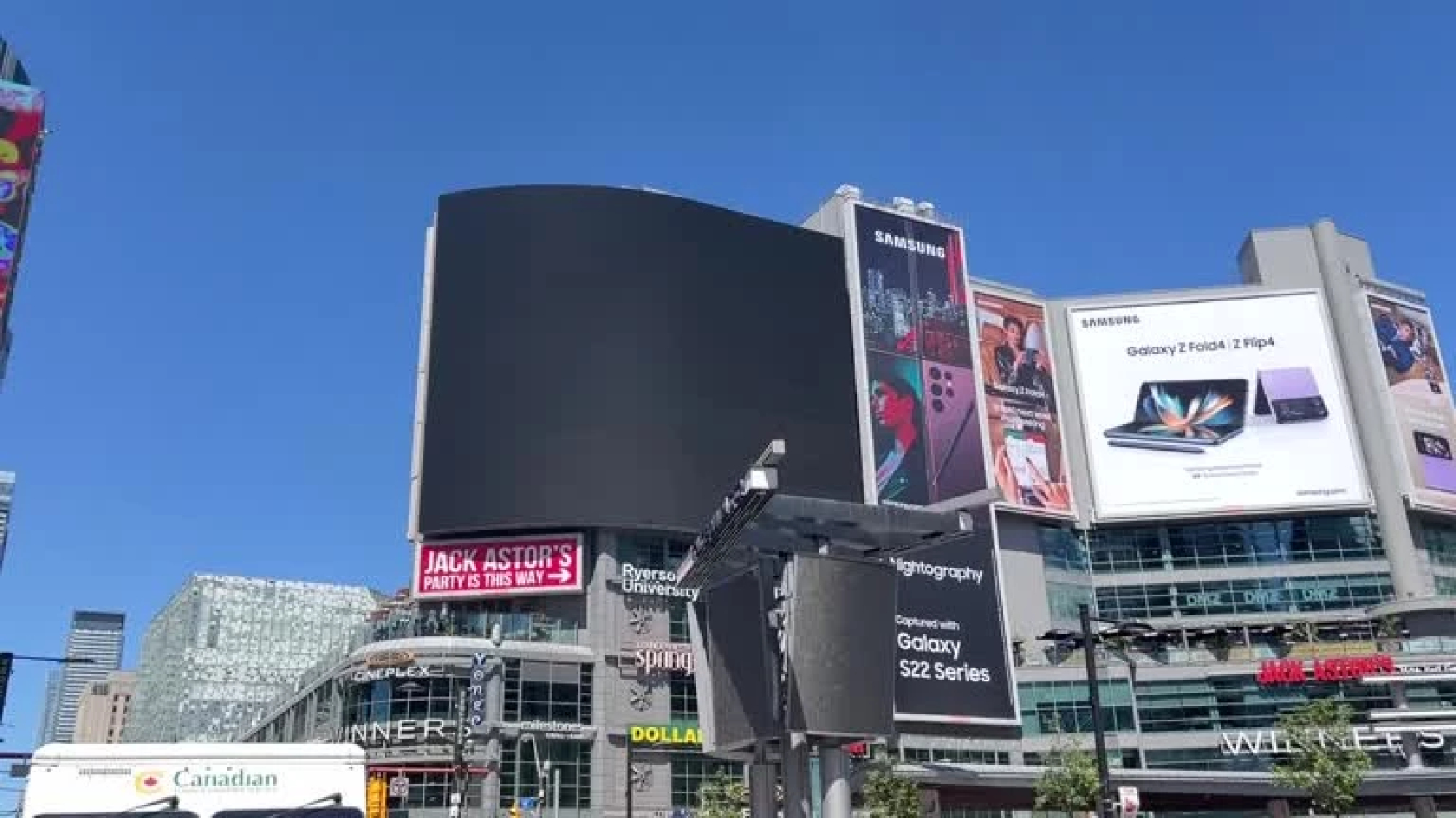 Downtown Toronto suffers power failure, some bank branches locked