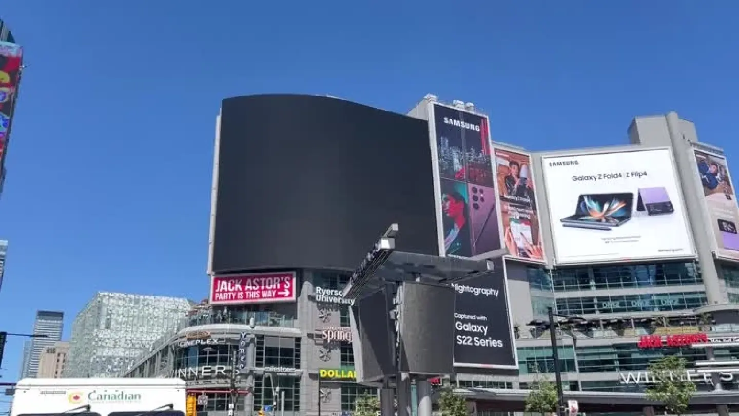 Downtown Toronto suffers power failure, some bank branches locked