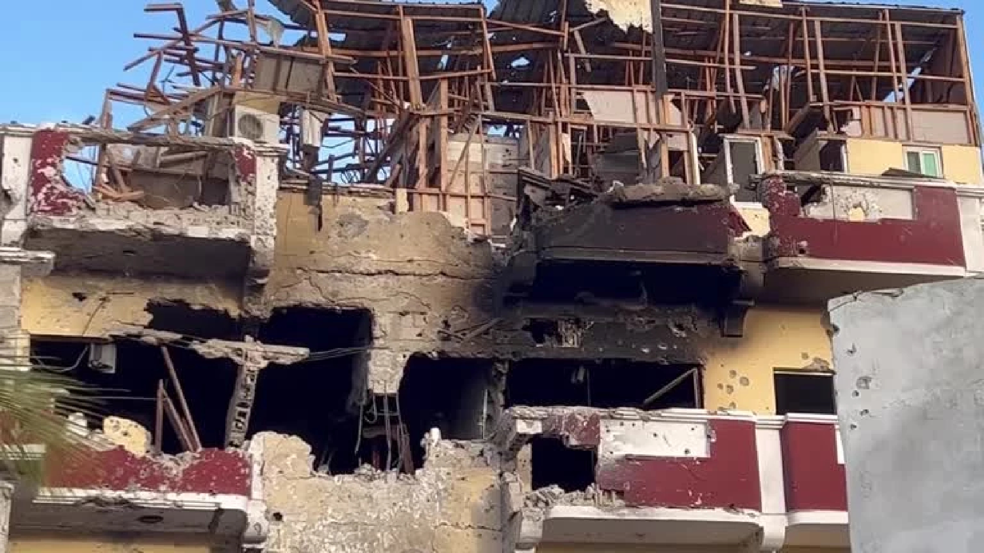 At least 21 dead in Somalia hotel siege, many hostages freed