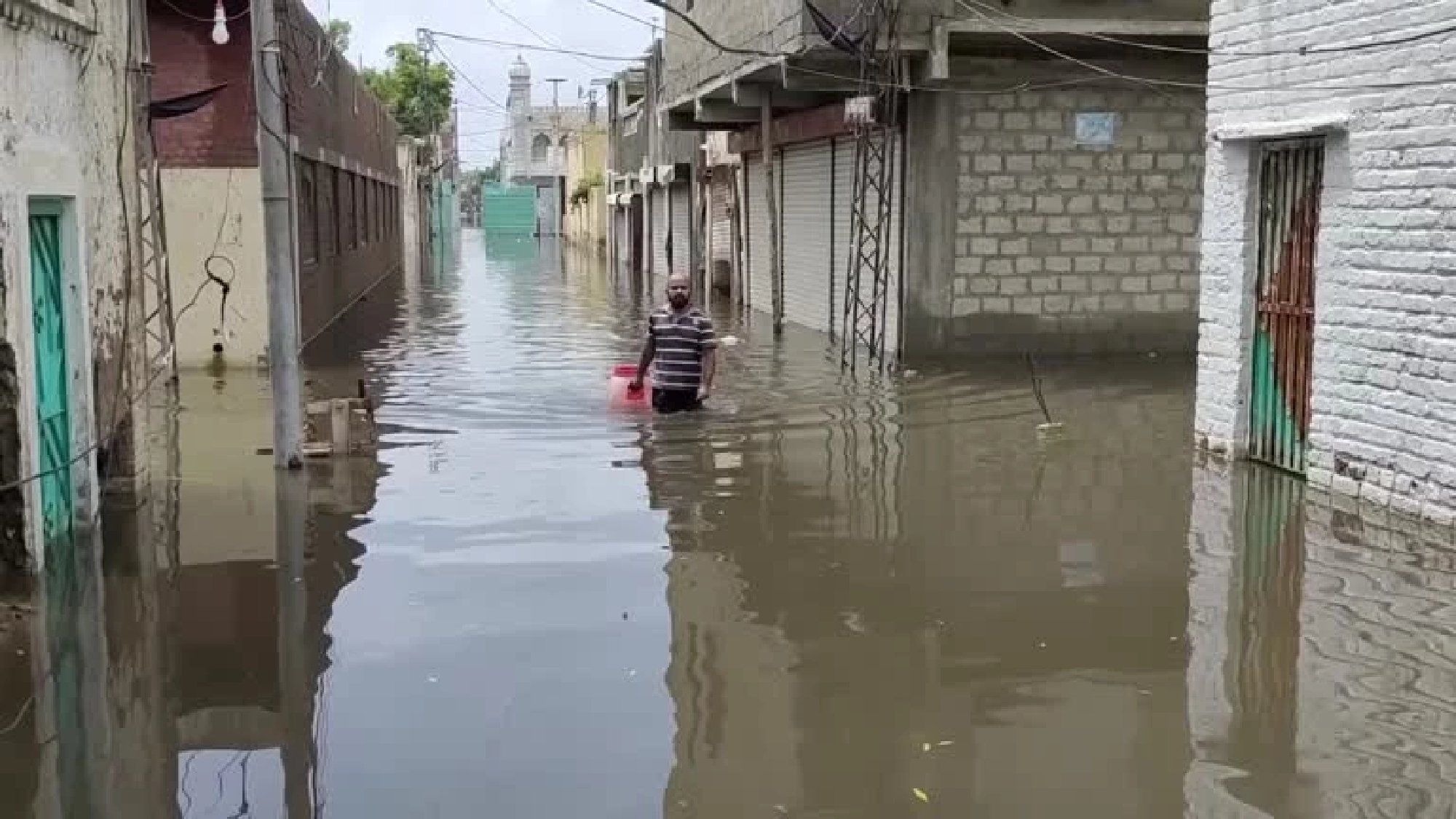 Pakistan PM calls for rich to help country's flood victims