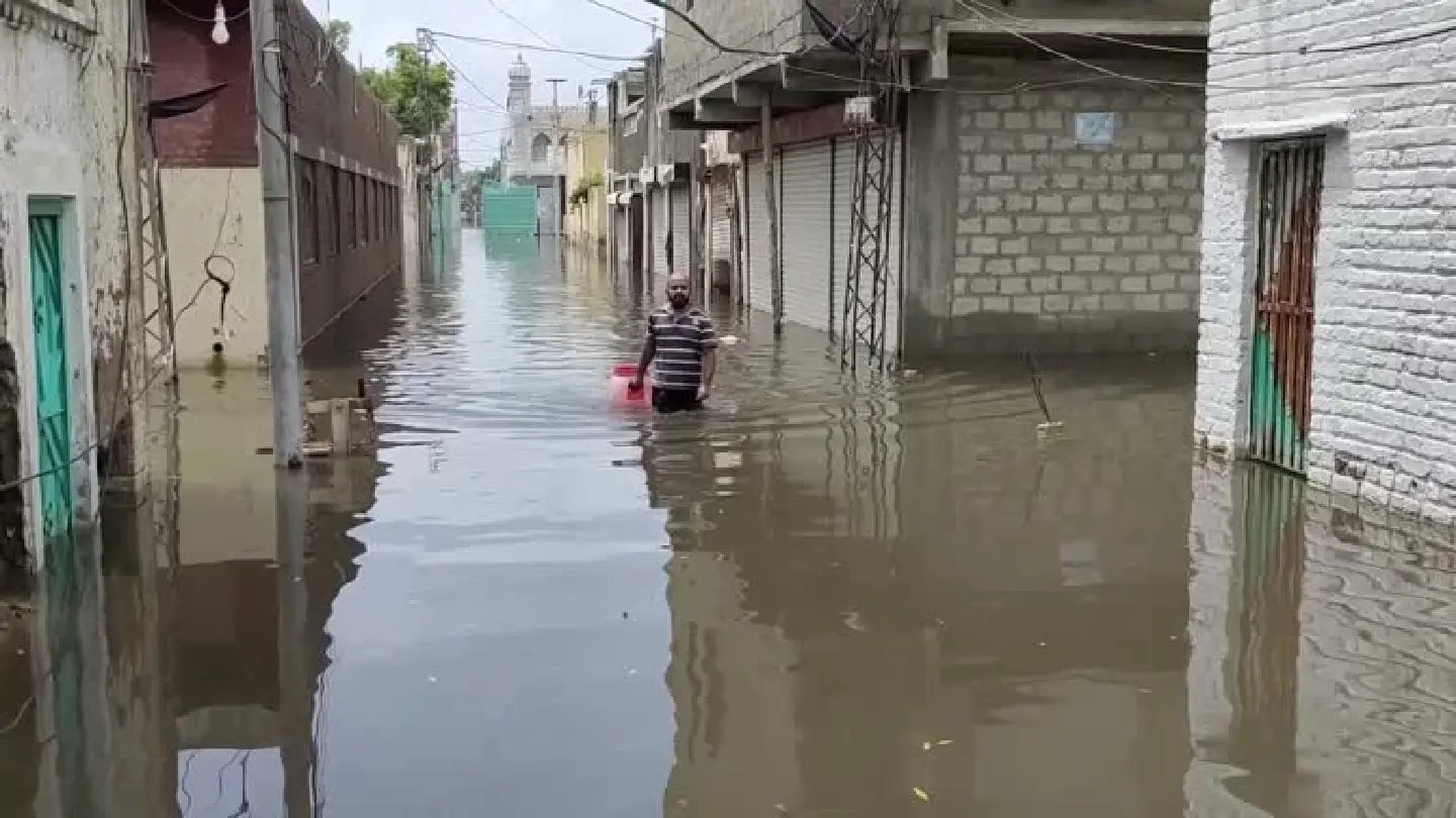 Pakistan PM calls for rich to help country's flood victims Pakistan PM calls for rich to help country's flood victims