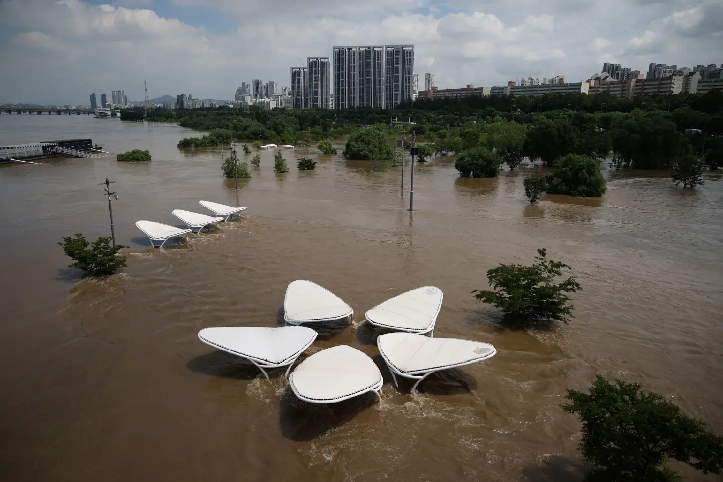 Search continues for Koreans missing after torrential rains in Seoul